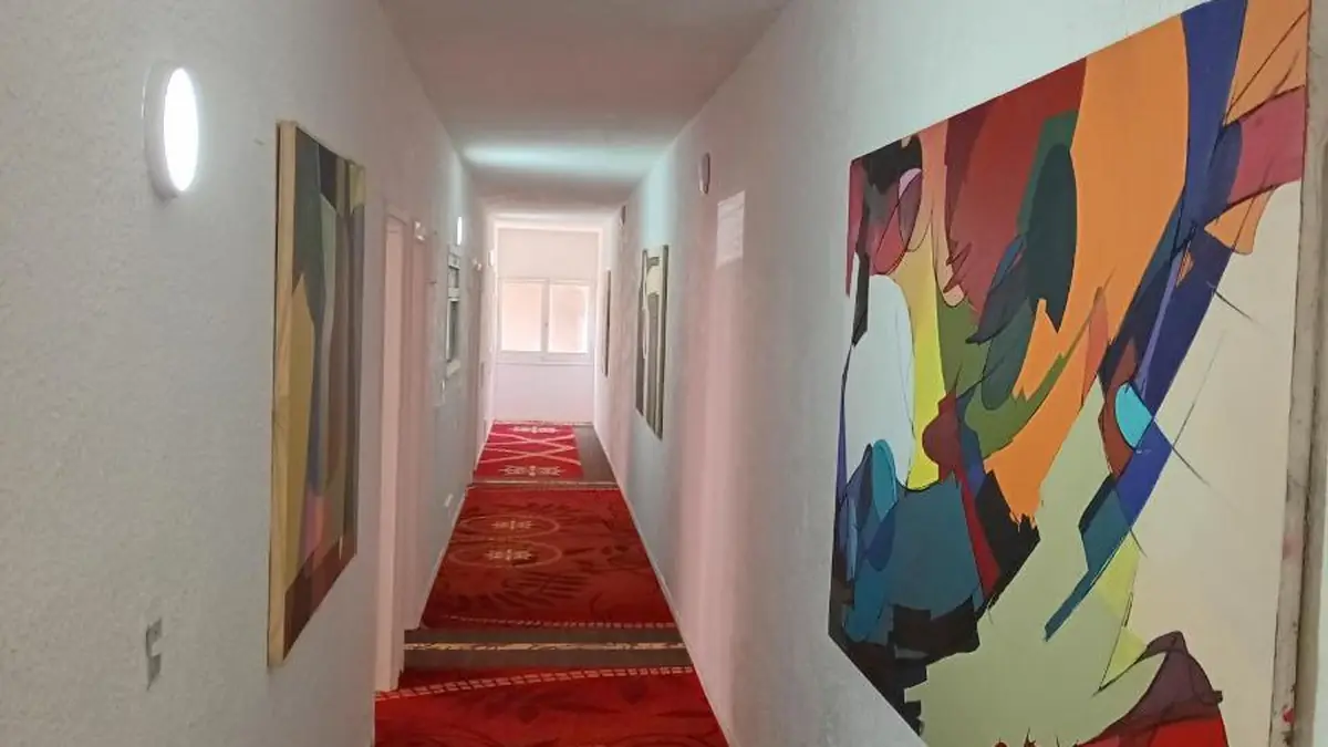 Pasillo de las habitaciones del Hotel RICHMOND Punta del Este, con cuadros de colores