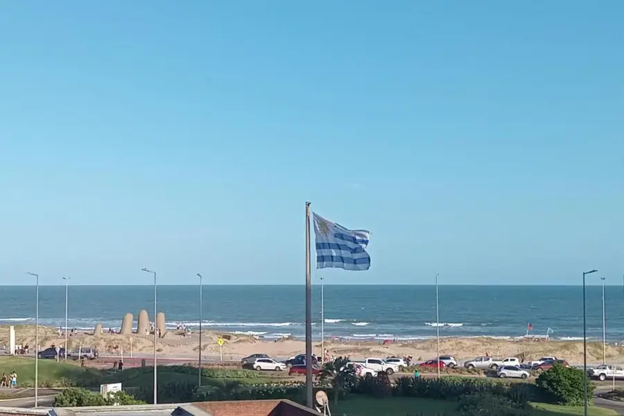 Vista al mar desde el Hotel RICHMOND Punta del Este: la Playa Brava con La Mano al fondo